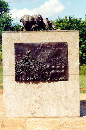 Ban_ivory_monument_2