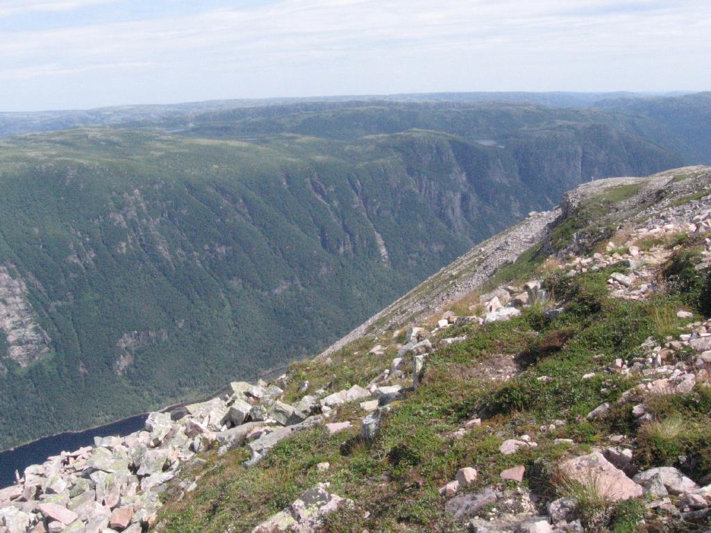 100817hikerOnEdge