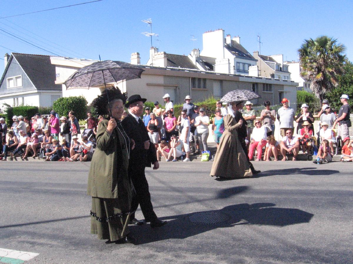dna150809parade