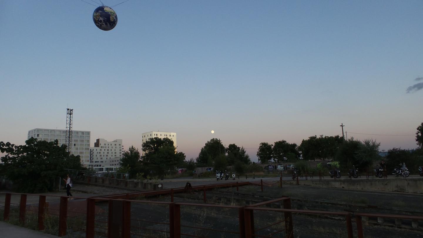 amb150730worldMoon