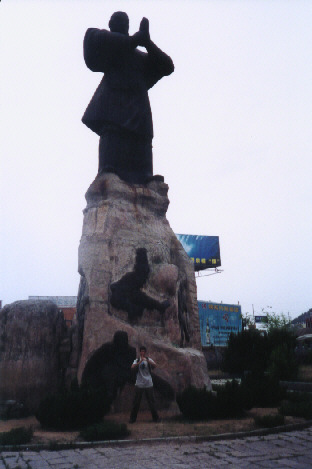 Statue of shaolin monk at entrance of village (Y)