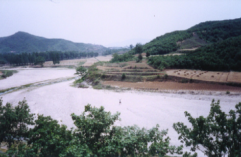 huge riverbed...Hey, where did the water go? (Y)