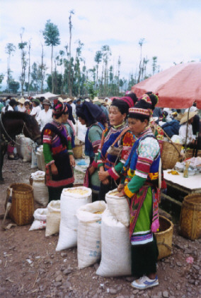 Traditional Bai women at the market